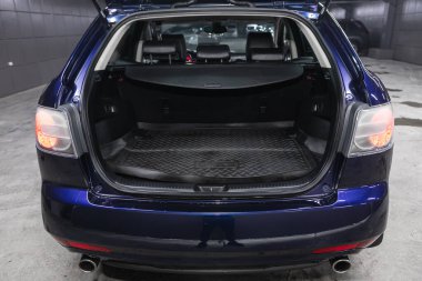 Novosibirsk, Rusya 18 Şubat 2021: Mazda CX-7, bagajı açık bir arabanın arka görüntüsü. Modern bir arabanın dışı.