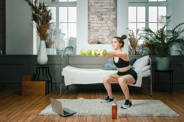 Mujer Joven Practicar Deportes Casa Entrenando Línea Atleta Hace Sentadilla — Foto de Stock