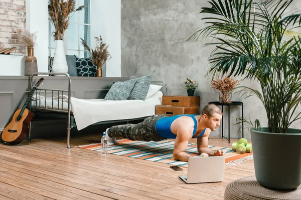 Jongeman Gaat Thuis Sporten Vrolijke Sportman Met Zwart Haar Maken — Stockfoto