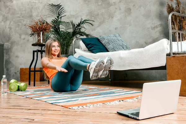 Een Jonge Vrouw Gaat Thuis Sporten Traint Online Atleet Maakt — Stockfoto