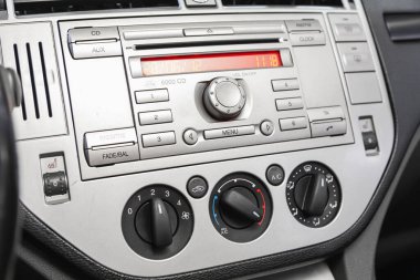 Novosibirsk, Rusya 18 Şubat 2021: Ford Kuga, radyo, oyuncu ve kontrol düğmesi olan siyah bir panele yakın çekim 