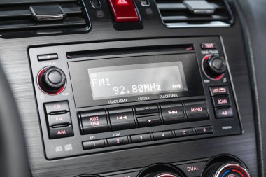 Novosibirsk, Rusya 18 Şubat 2021: Subaru Forester, radyo, oyuncu ve kontrol düğmesi olan siyah bir panele yakın çekim 