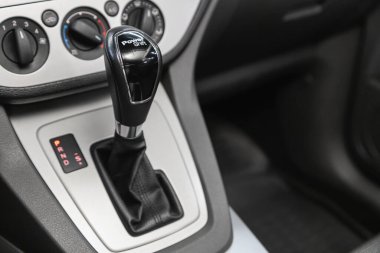 Novosibirsk, Rusya, 18 Şubat 2021: Ford Kuga, manuel şanzıman şanzıman kolunu kapatın. Hızlandırıcı sapı ve yeni bir arabanın düğmeleri. 