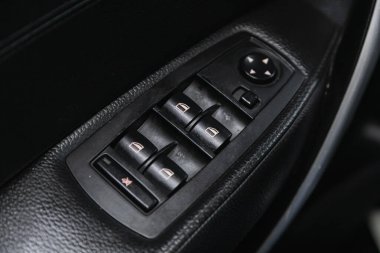 Novosibirsk, Rusya 18 Şubat 2021: BMW X3, pencere kontrol paneli olan iç kolluk, kapı kilidi düğmesi. İç ayrıntılar. 