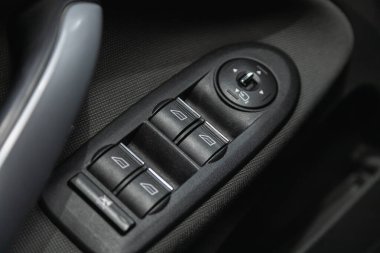 Novosibirsk, Rusya 18 Şubat 2021: Ford Kuga, pencere kontrol paneli olan iç kolluk, kapı kilidi düğmesi. İç ayrıntılar. 