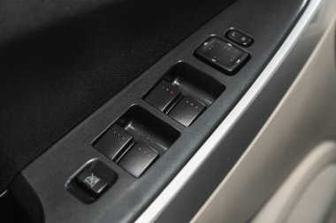 Novosibirsk, Rusya 18 Şubat 2021: MAZDA CX-7, pencere kontrol paneli olan iç kolluk, kapı kilidi düğmesi. İç ayrıntılar. 