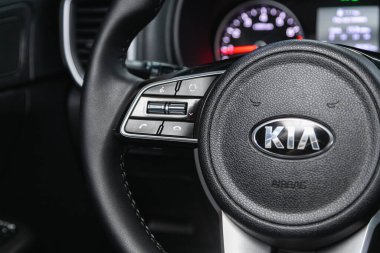 Novosibirsk, Rusya 18 Şubat 2021: Kia Sportage, ses kontrol düğmesi olan modern bir arabanın içi 