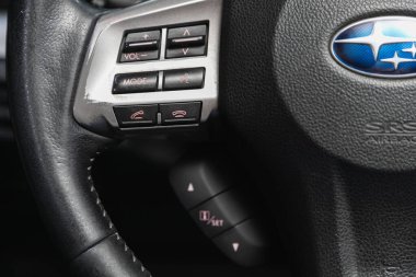 Novosibirsk, Rusya 18 Şubat 2021: Subaru Forester, ses kontrol düğmesi olan modern bir arabanın içi 