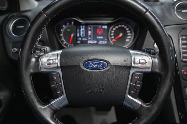 Novosibirsk, Rusya 18 Şubat 2021: Ford Mondeo, Lüks Araç İçi - direksiyon, vites kolu ve gösterge paneli 