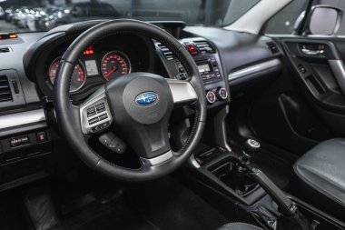 Novosibirsk, Rusya 18 Şubat 2021: Subaru Forester, Lüks araba iç mimarisi - direksiyon, vites kolu ve gösterge paneli 
