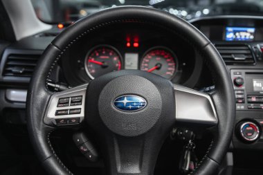 Novosibirsk, Rusya 18 Şubat 2021: Subaru Forester, Lüks araba iç mimarisi - direksiyon, vites kolu ve gösterge paneli 
