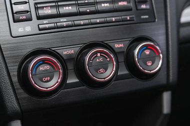 Novosibirsk, Rusya 18 Şubat 2021: Subaru Forester, Klima düğmeleri ve modern otomobil kontrolleri ile klip kontrol paneli. 