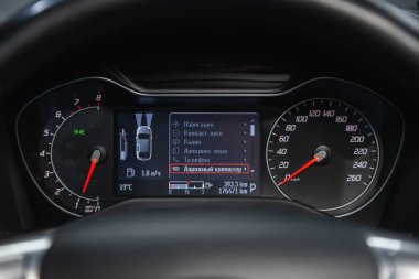 Novosibirsk, Rusya 18 Şubat 2021: Ford Mondeo, hız göstergesi 0 ile 260 km / saat arasında işaretlendi. Modern bir arabanın tasarımı ve iç tasarımı.. 
