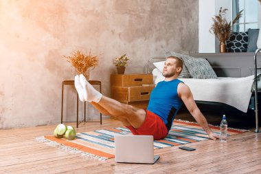 Genç adam spor için eve gidiyor, internetten antrenman yapıyor. Sporcu basın mensuplarına çıkıyor, bacaklarını kaldırıyor, dizüstü bilgisayardan film ve sosyal ağlar izliyor.