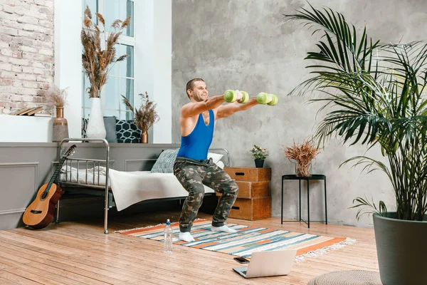 Een Jongeman Gaat Thuis Sporten Online Trainen Vanaf Laptop Atleet — Stockfoto