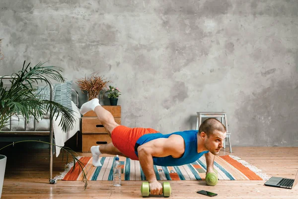 Jongeman Gaat Thuis Sporten Sportman Met Zwart Haar Doet Push — Stockfoto