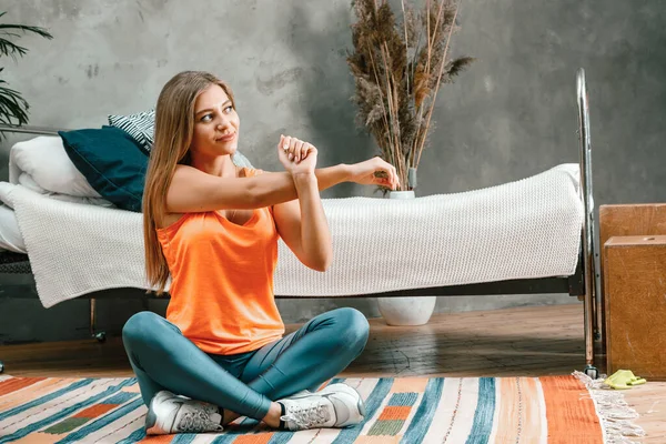 Young Woman Goes Sports Home Sporty Woman Blond Hair Sportwear — Stock Photo, Image