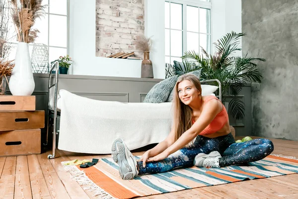 Young Woman Goes Sports Home Online Workout Athlete Stretching Meditating — Stock Photo, Image