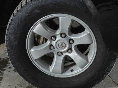 Novosibirsk, Rusya 22 Şubat 2021: Toyota Land Cruiser Prado, Alaşımlı tekerlek ve yakın çekimde yeni lastik. Tekerlek ayarlama diski