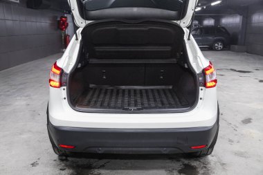 Novosibirsk, Rusya 22 Şubat 2021: Nissan Qashqai, Temiz, arabanın bagajı boş