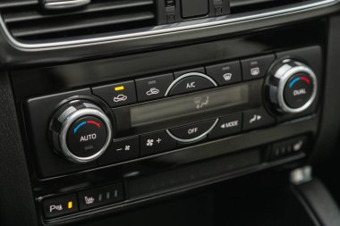 Novosibirsk, Rusya 22 Şubat 2021: Mazda CX-5, modern bir otomobilde koşullandırma ve hava akışı kontrolü 