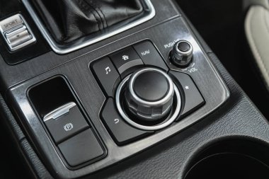 Novosibirsk, Rusya 22 Şubat 2021: Mazda CX-5, modern merkezi konsolu araç panelinde düğmeleri olan yakın çekim, ticari işaret yok 