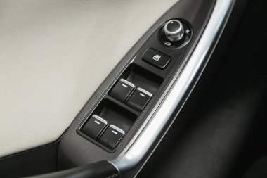 Novosibirsk, Rusya 22 Şubat 2021: Mazda CX-5, Pencere kontrol paneli, kapı kilidi düğmesi ve ayna kontrolü 