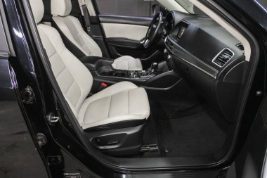 Novosibirsk, Rusya 22 Şubat 2021: Mazda CX-5, direksiyon, vites kolu ve gösterge paneli, iklim kontrolü, hız göstergesi, ekran. Yeni moda bir arabanın salonu.