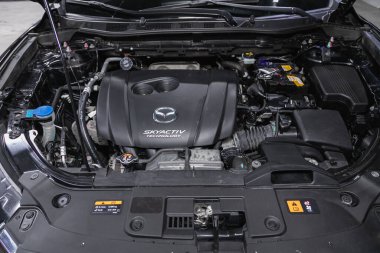 Novosibirsk, Rusya 22 Şubat 2021: Mazda CX-5, arabanın kaputunun altında. Güçlü motor kapanışı. Temiz motor bloğu 