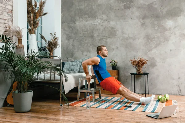 Sterke Man Gaat Thuis Sporten Vrolijke Jongeman Met Zwart Haar — Stockfoto