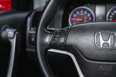Novosibirsk, Rusya 22 Şubat 2021: Honda CR-V, hızlı kontrol için çok fonksiyonlu siyah direksiyon, yakın çekim 
