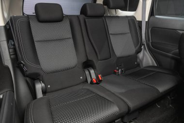 Novosibirsk, Rusya 22 Şubat 2021: Mitsubishi Outlander, modern spor arabanın arka koltukları, ön manzara