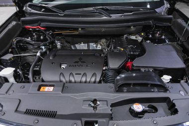 Novosibirsk, Rusya 22 Şubat 2021: Mitsubishi Outlander, Otomobil Motoru. İçten yanmalı motor, araba parçaları, ayrıştırma
