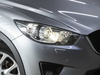 Novosibirsk, Rusya 22 Şubat 2021: Mazda CX-5, yeni arabanın ayrıntılı ışığı. Dış detay  
