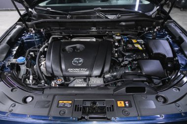 Novosibirsk, Rusya 22 Şubat 2021 Mazda CX-5, araç motoru yakın çekim. İçten yanmalı motor, araba parçaları, ayrıştırma