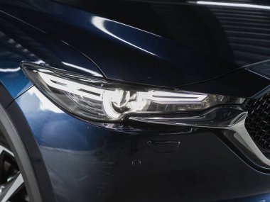 Novosibirsk, Rusya 22 Şubat 2021: Mazda CX-5, yeni arabanın ayrıntılı ışığı. Dış detay  