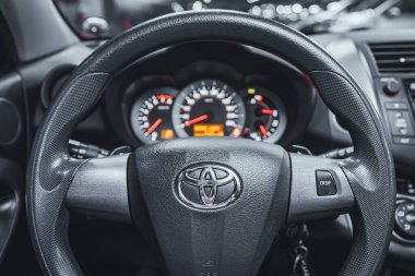 Novosibirsk, Rusya 3 Mart 2021: Toyota RAV-4, kokpit iç kabin detayları, hız göstergesi ve taktik ölçer. Siyah deri iç döşeme. 