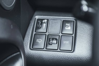 Novosibirsk, Rusya 3 Mart 2021: Toyota RAV-4, arabanın far kontrol panelini kapatın