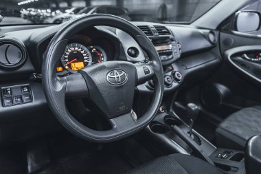 Novosibirsk, Rusya 3 Mart 2021: Toyota RAV-4, kokpit iç kabin detayları, hız göstergesi ve taktik ölçer. Siyah deri iç döşeme. 
