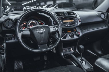 Novosibirsk, Rusya 3 Mart 2021: Toyota RAV-4, yeni stil bir arabanın salonu, direksiyon, hız göstergesi, takometre ve diğer ayarlama düğmeleri olan gösterge paneli 