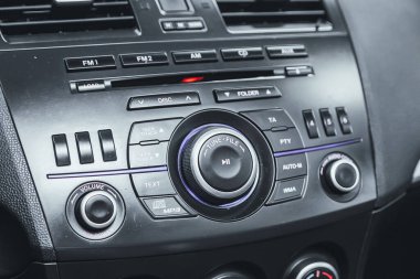 Novosibirsk, Rusya 3 Mart 2021: Mazda 3, otomobil içi, araba stereo ses sistemi ön panel