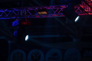 Sahne ışıklandırması. Sirkteki projektörler. Sahnedeki spot ışıklarının çok renkli ışıkları. 