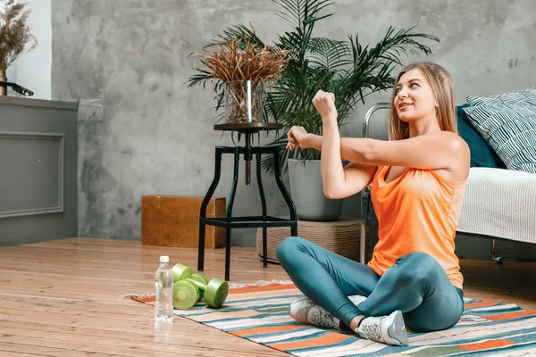 Young Woman Goes Sports Home Cheerful Sporty Woman Blond Hair — Stock Photo, Image