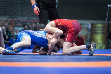  Omsk, Rusya 01 Mart 2021: Gençler arasında Greko-Romen güreşinde Rusya Şampiyonası. Greko-Romen güreş karşılaşması 