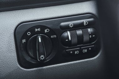 Novosibirsk, Rusya 3 Mart 2021: UAZ Patriot, far ayarlama düğmelerine yakın çekim. modern araba iç mimarisi 