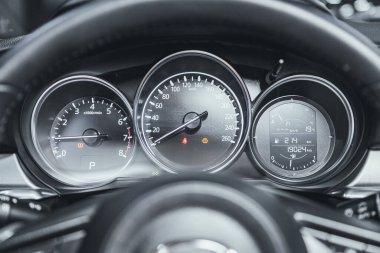 Novosibirsk, Rusya 3 Mart 2021: Mazda 6, tankında entegre yakıt göstergesi bulunan beyaz oklu modern bir arabanın hız göstergesi..  