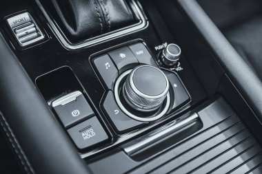 Novosibirsk, Rusya 03 Mart 2021: Mazda 6, Modern merkezi konsolu navigasyon, müzik ve diğer ayarlama düğmeleri ile kapat 
