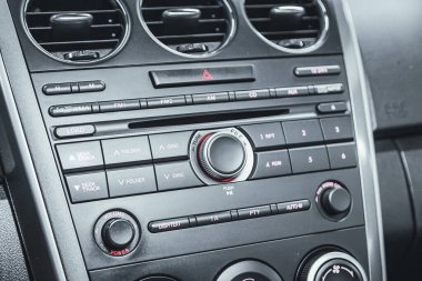 Novosibirsk, Rusya 3 Mart 2021: Mazda CX-7, otomobil içi, araba stereo ses sistemi ön panel