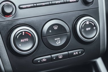 Novosibirsk, Rusya 03 Mart 2021: Mazda CX-7, klima düğmeli siyah detay, arabanın içindeki sıcaklık hakkında bilgi içeren gösterge paneli. 