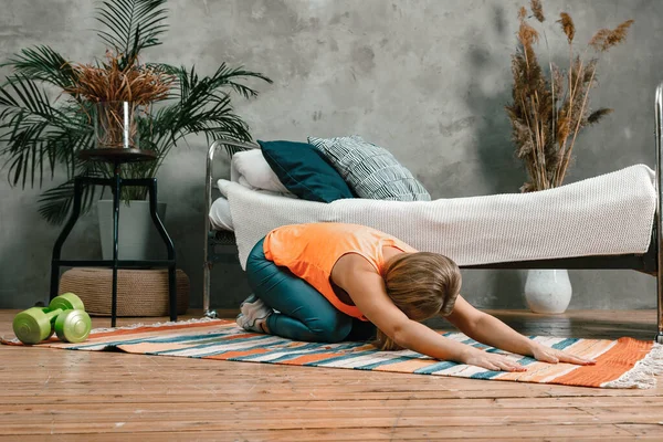 Young Woman Goes Sports Home Online Workout Athlete Stretching Meditating — Stock Photo, Image